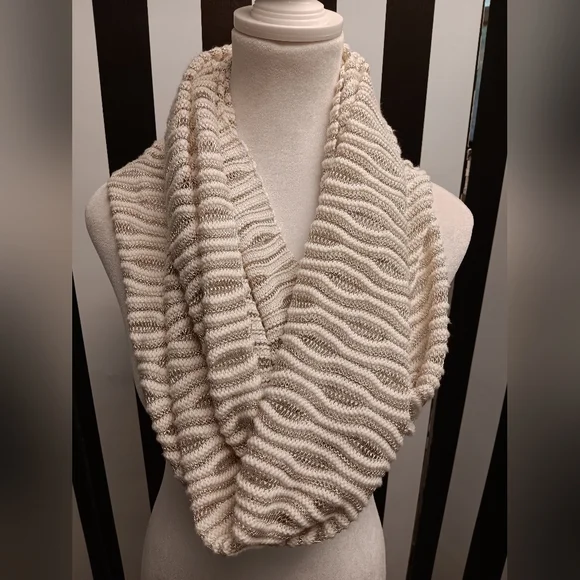 Ann Taylor infinity scarf - Picture 4 of 6